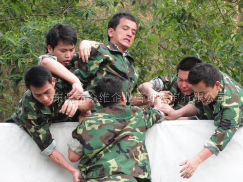 東莞拓展訓練風采：加油！加油！